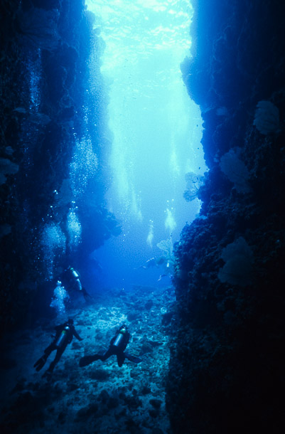 Slot entrance of Leru Cut Cave, Russel Is